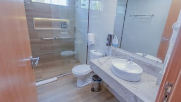 Standard familiar | Bathroom | Shower, free toiletries, hair dryer, towels