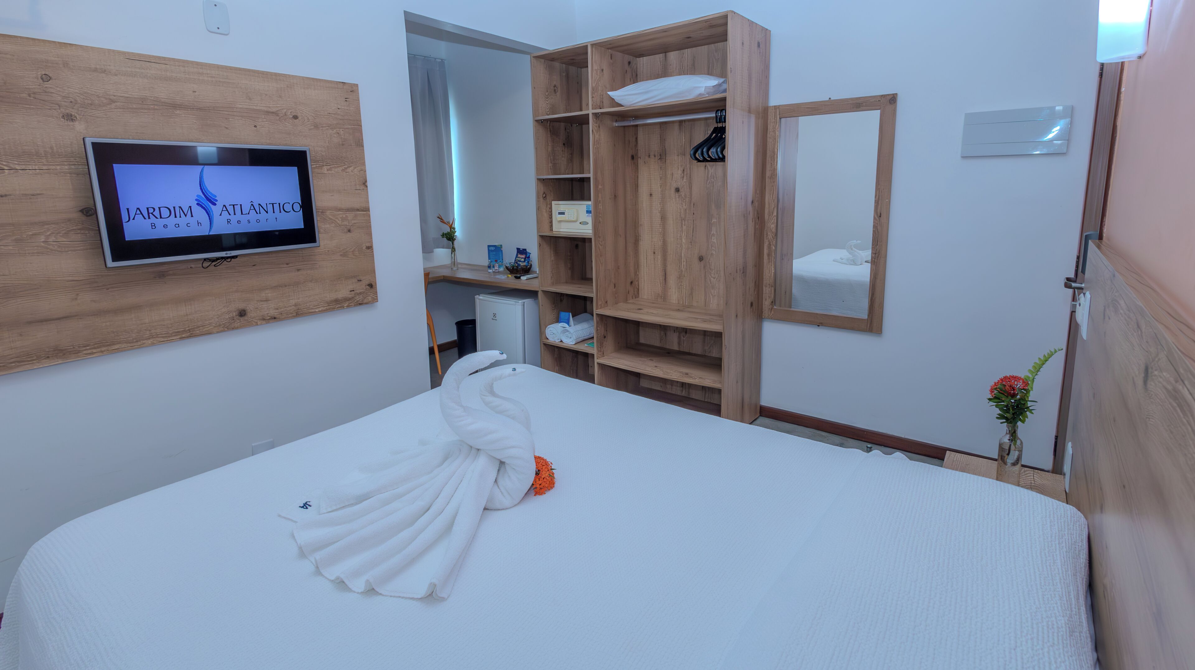 Standard Room - facing the road | Minibar, Zimmersafe, Verdunkelungsvorhänge, kostenloses WLAN