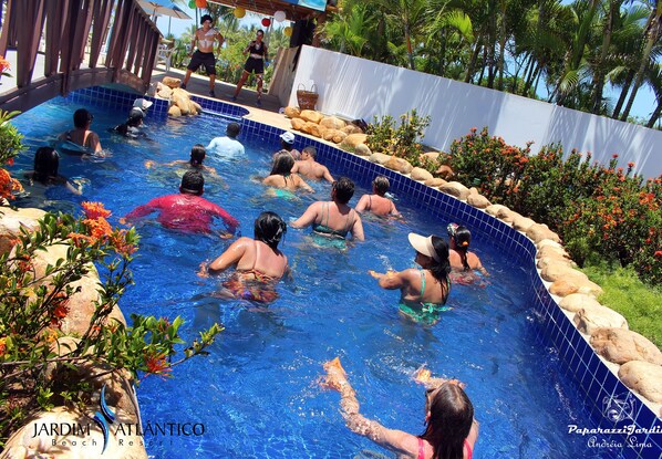 Una piscina al aire libre, sillones reclinables de piscina