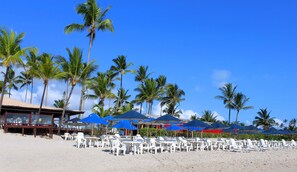 On the beach, white sand, sun loungers, beach umbrellas - Jardim Atlântico Beach Resort (Ilhéus)