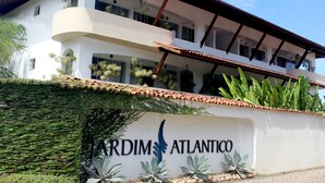 Un edificio de varios pisos con un letrero que dice "ARDIM ATLANTICO".