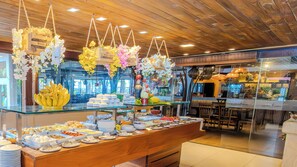Desayuno con opciones de la cocina local incluido todos los días 
