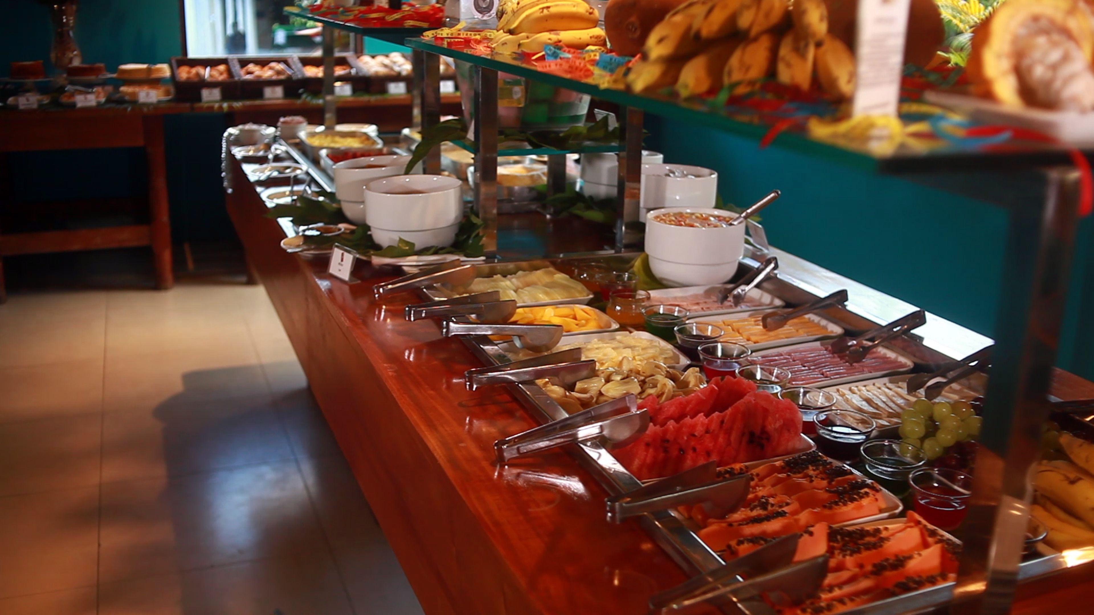 Café da manhã com pratos da culinária local grátis todos os dias