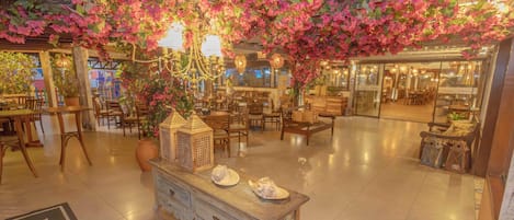 2 restaurants, lunch served