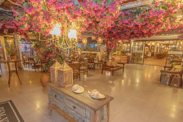 2 restaurants; lunch and dinner served