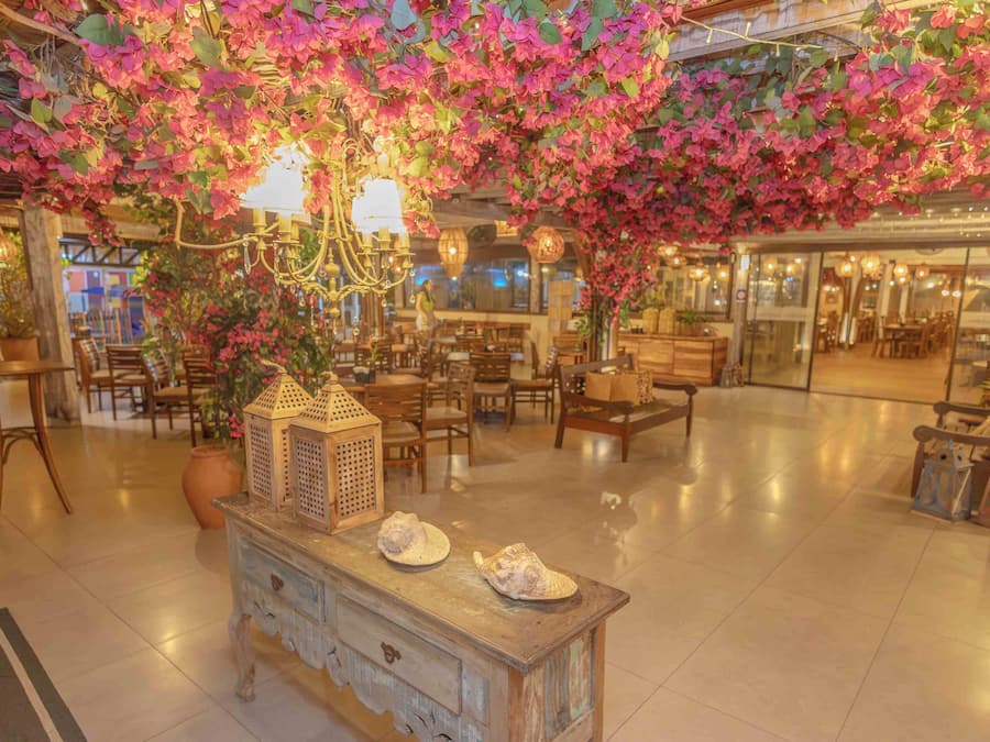 2 restaurants, lunch served