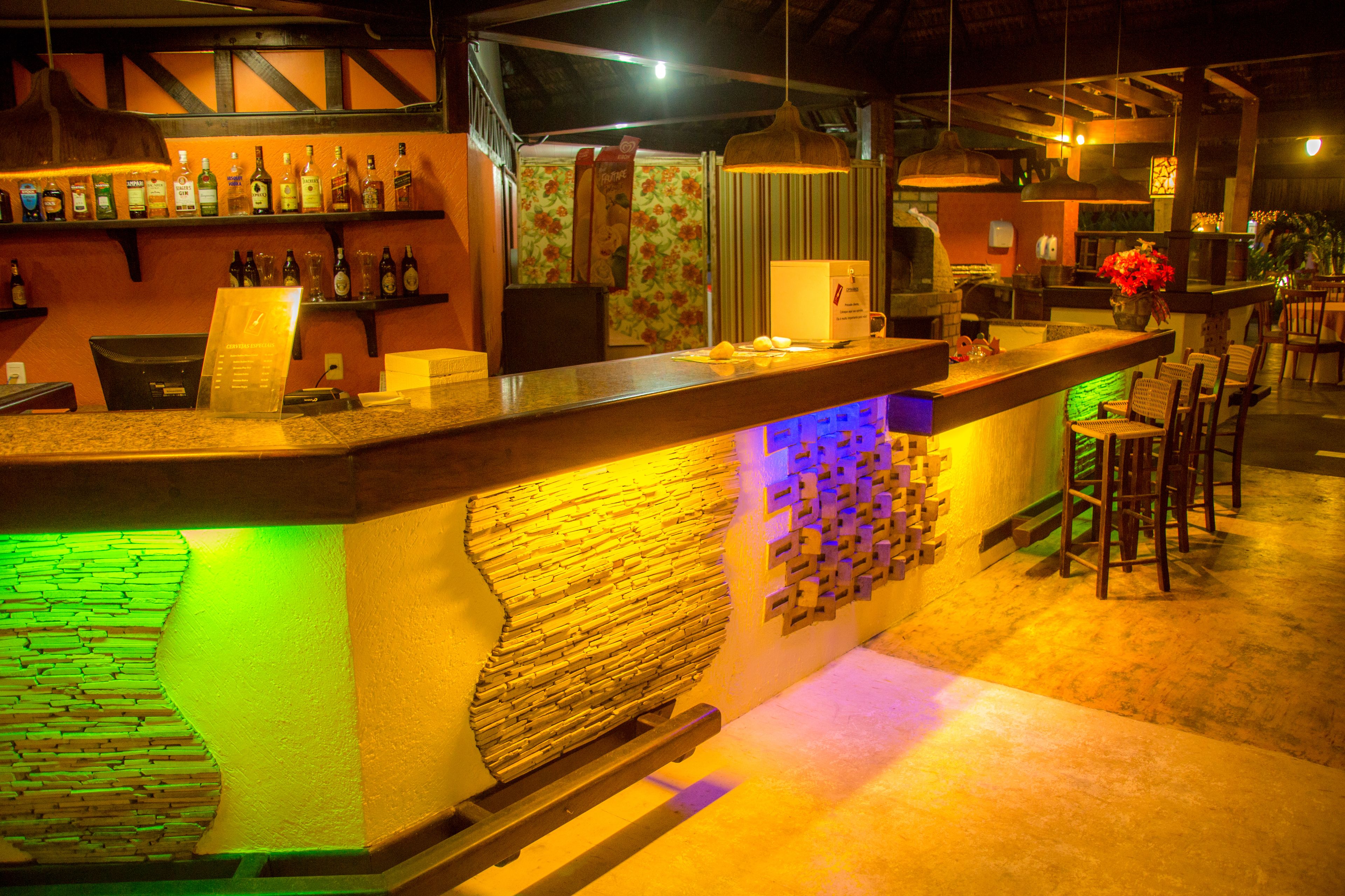 2 restaurants, lunch served