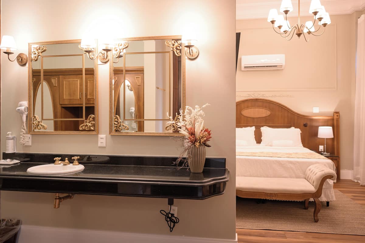 Suite de luxe, 1 llit de matrimoni gran | Minibar, caixa forta a l'habitació i decoració individual