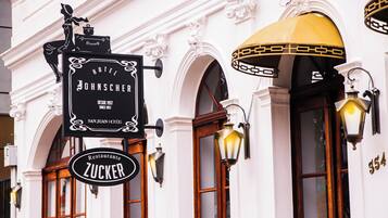 Een hotelschiltje met 'Hotel Johnsch' en 'Zucker', ter aanduiding van het etablissement.