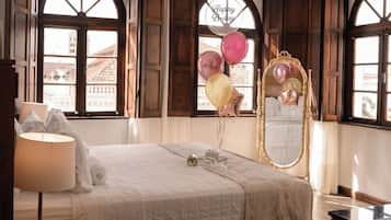 Suíte superior | Frigobar, cofres nos quartos, individualmente decorados