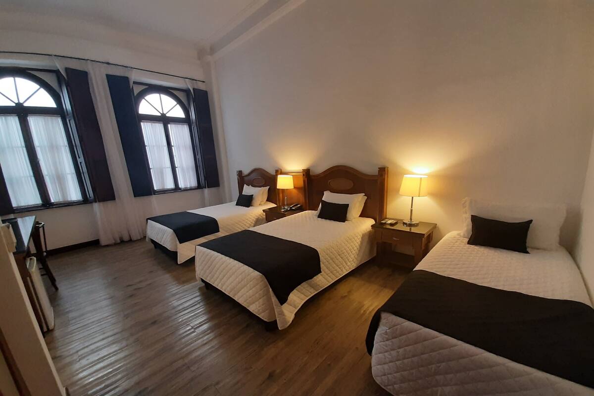Tremannsrom – deluxe, 3 enkeltsenger | Minibar, safe på rommet, skrivebord og wi-fi (inkludert)