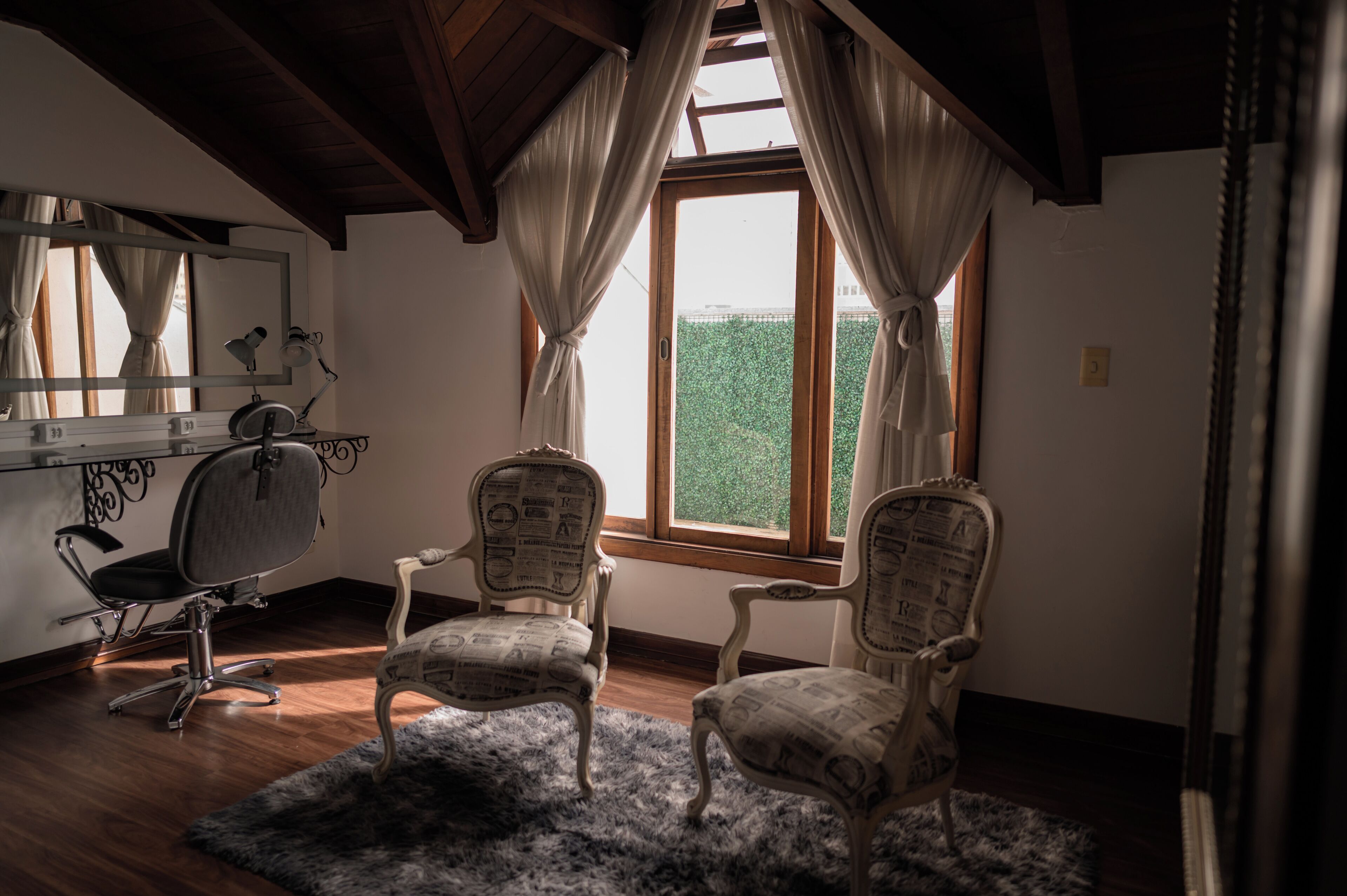 luxury suite, 1 queen bed | minibar, in-room safe, individually decorated, individually furnished