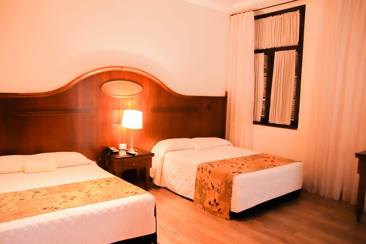 Deluxe Suite | Minibar, in-room safe, individually decorated, individually furnished