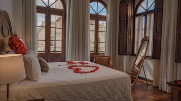 Superior Suite 111 | Minibar, in-room safe, individually decorated, individually furnished