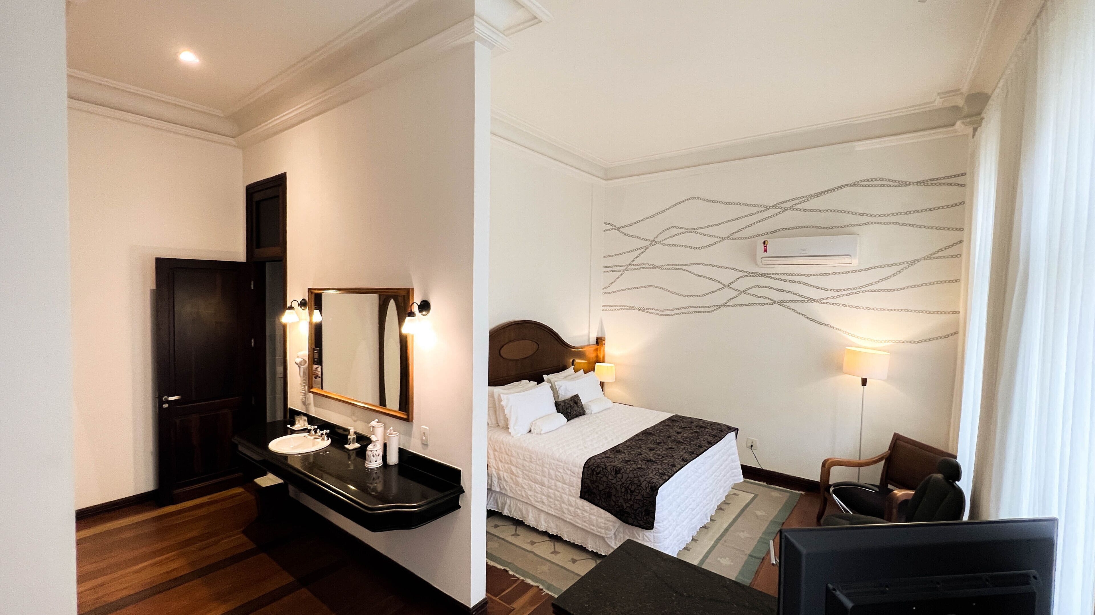 Minibar, in-room safe, individually decorated, individually furnished