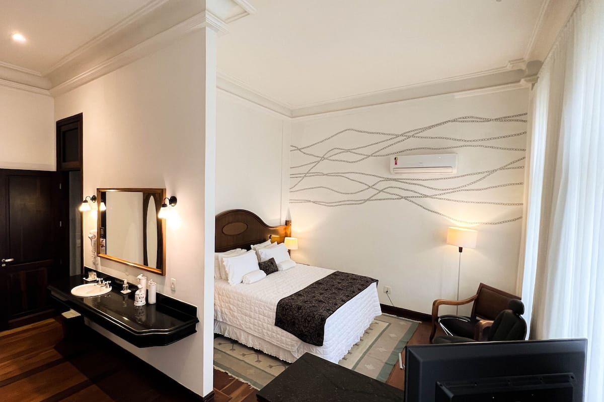 Minibar, in-room safe, individually decorated, individually furnished