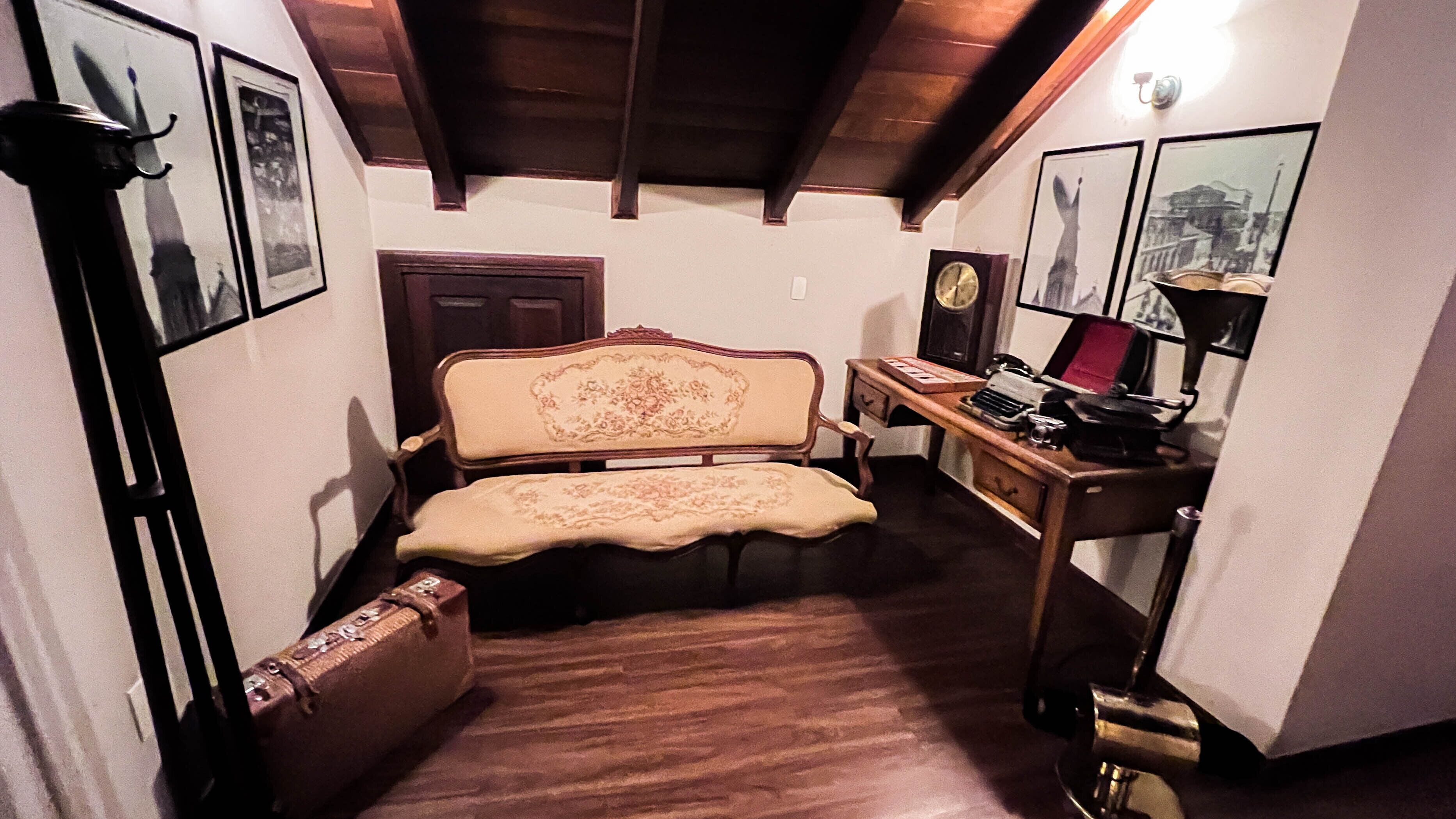 luxury suite, 1 queen bed | living area | 32-inch lcd tv with cable channels, tv