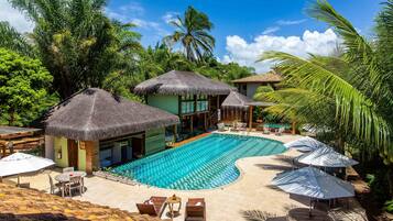 Alberca al aire libre y camastros