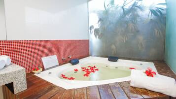 Suite Master Luxo | Bathroom | Shower, free toiletries, towels
