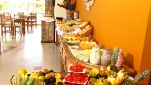 A buffet with a variety of fruits and dishes. - Terra Boa Hotel Boutique (Itacaré)