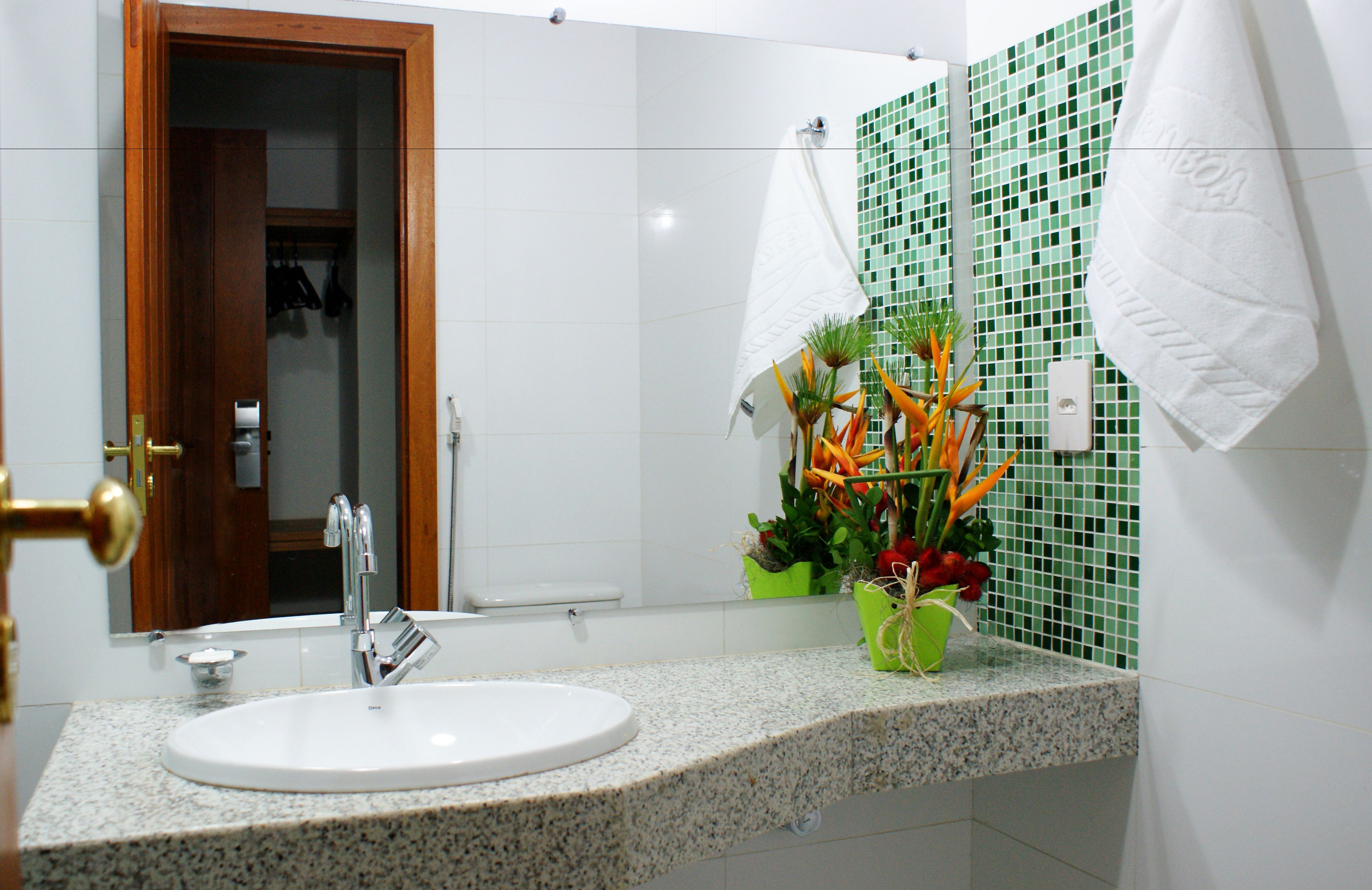 quarto luxo terreo | bathroom | shower, free toiletries, towels