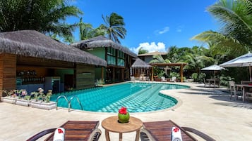 Alberca al aire libre y camastros