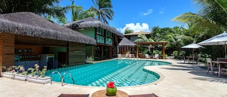 Kolam renang outdoor, dengan kursi berjemur