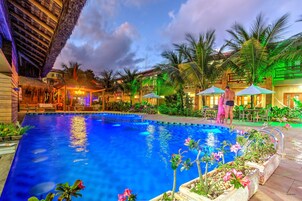 Una piscina al aire libre, tumbonas