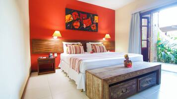 Un dormitorio con cama, mesitas de noche, un banco de madera y un ventanal grande.