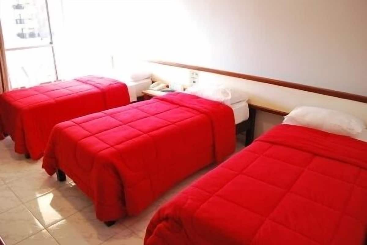 Quarto triplo | Frigobar, escrivaninha, cortinas blackout, Wi-Fi de cortesia