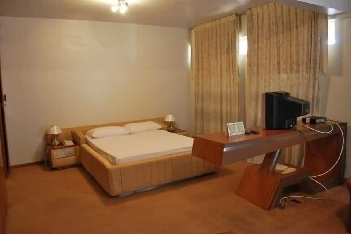 Quarto casal | Frigobar, escrivaninha, cortinas blackout, Wi-Fi de cortesia