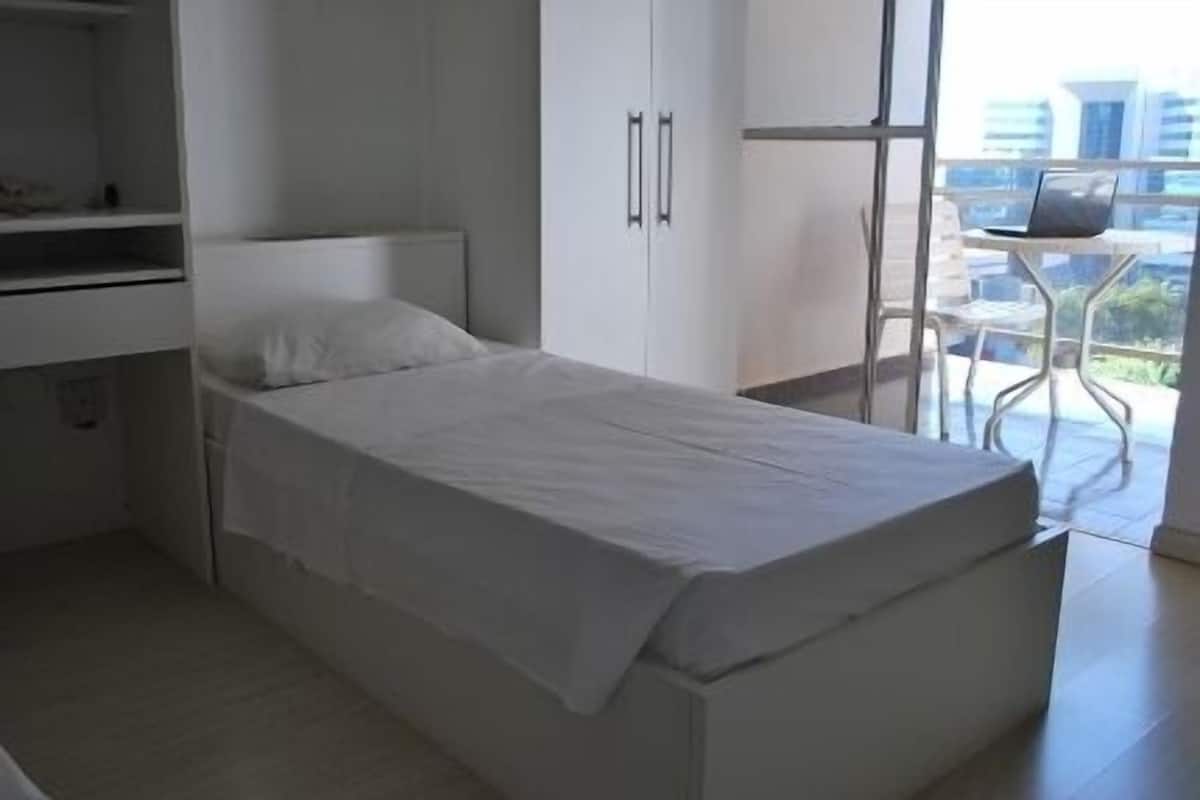 Quarto solteiro | Frigobar, escrivaninha, cortinas blackout, Wi-Fi de cortesia