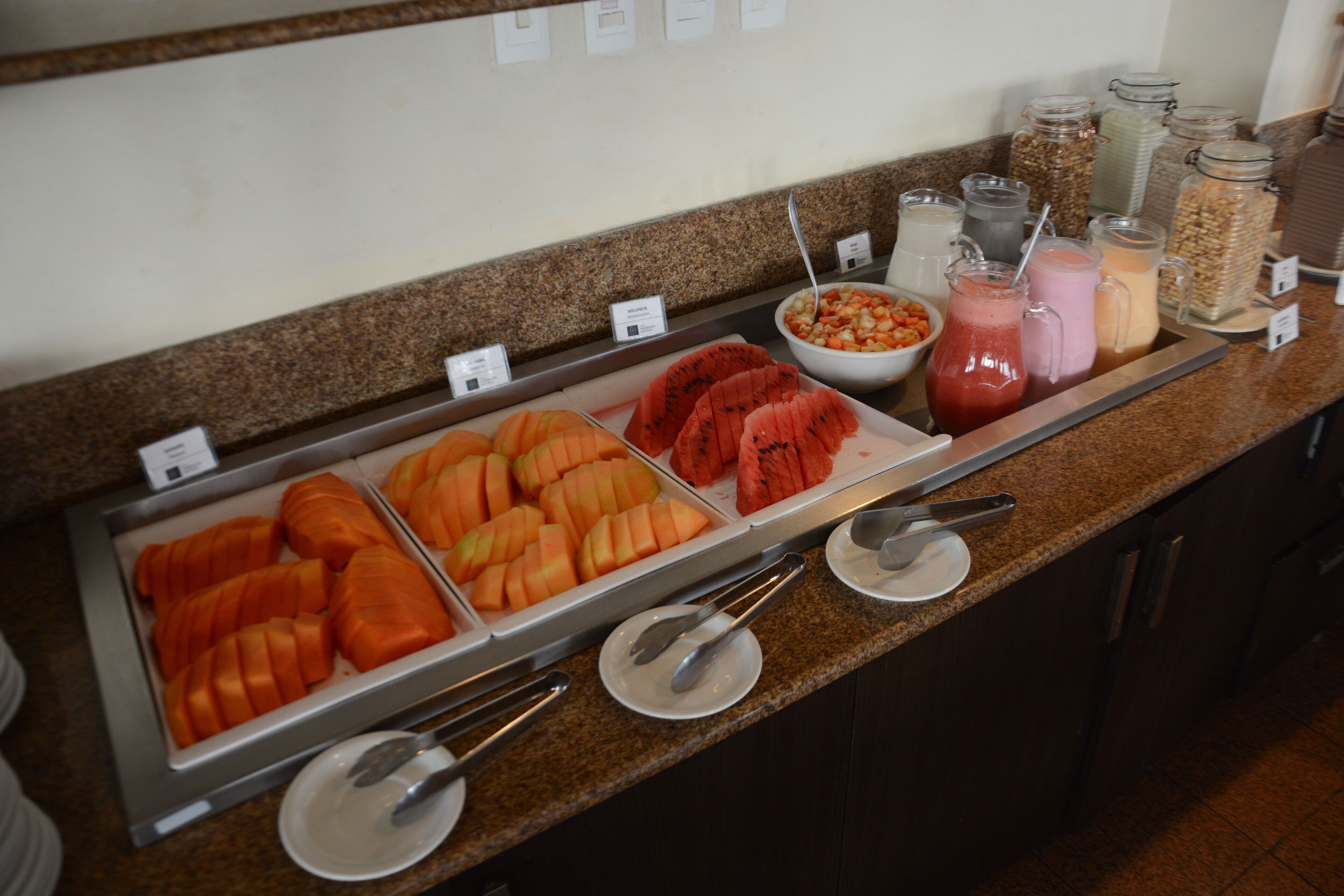 Um buffet com diversas opções de comida e bebidas.