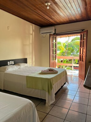 Blackout curtains, iron/ironing board, free WiFi, bed sheets - Hotel Recanto Do Sol (Porto Seguro)