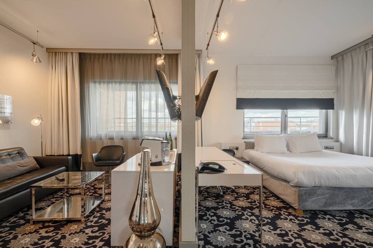 King Suite with River View - Terrace Access/Top Floor | Allergitestet sengetøy, safe på rommet og skrivebord