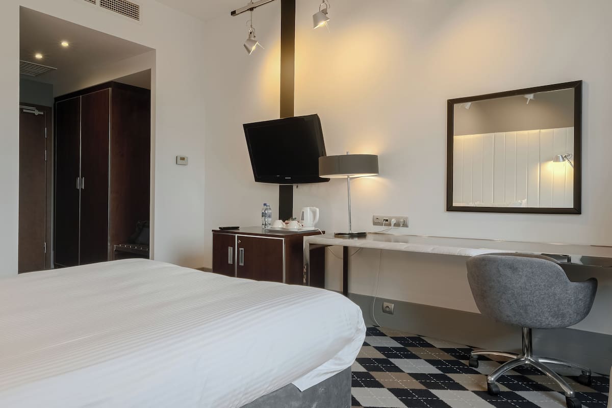 Hypo-allergenic bedding, in-room safe, desk, laptop workspace