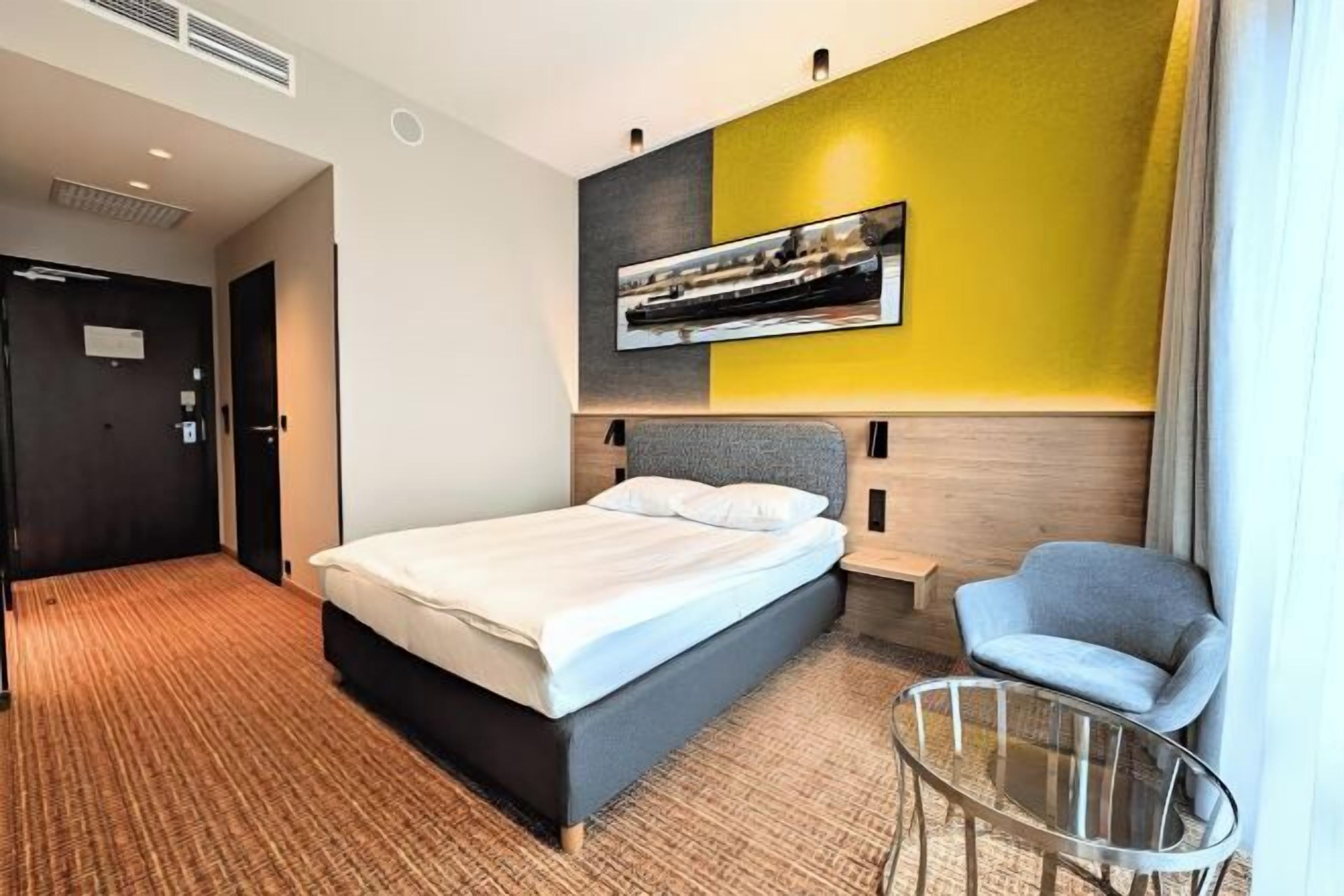 Hypo-allergenic bedding, in-room safe, desk, laptop workspace