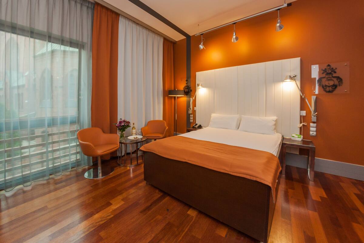 hypo-allergenic bedding, in-room safe, desk, laptop workspace