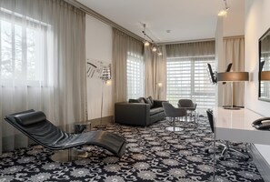 Ropa de cama hipoalergénica y caja de seguridad en la habitación 