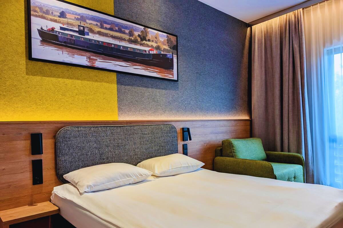 Hypo-allergenic bedding, in-room safe, desk, laptop workspace