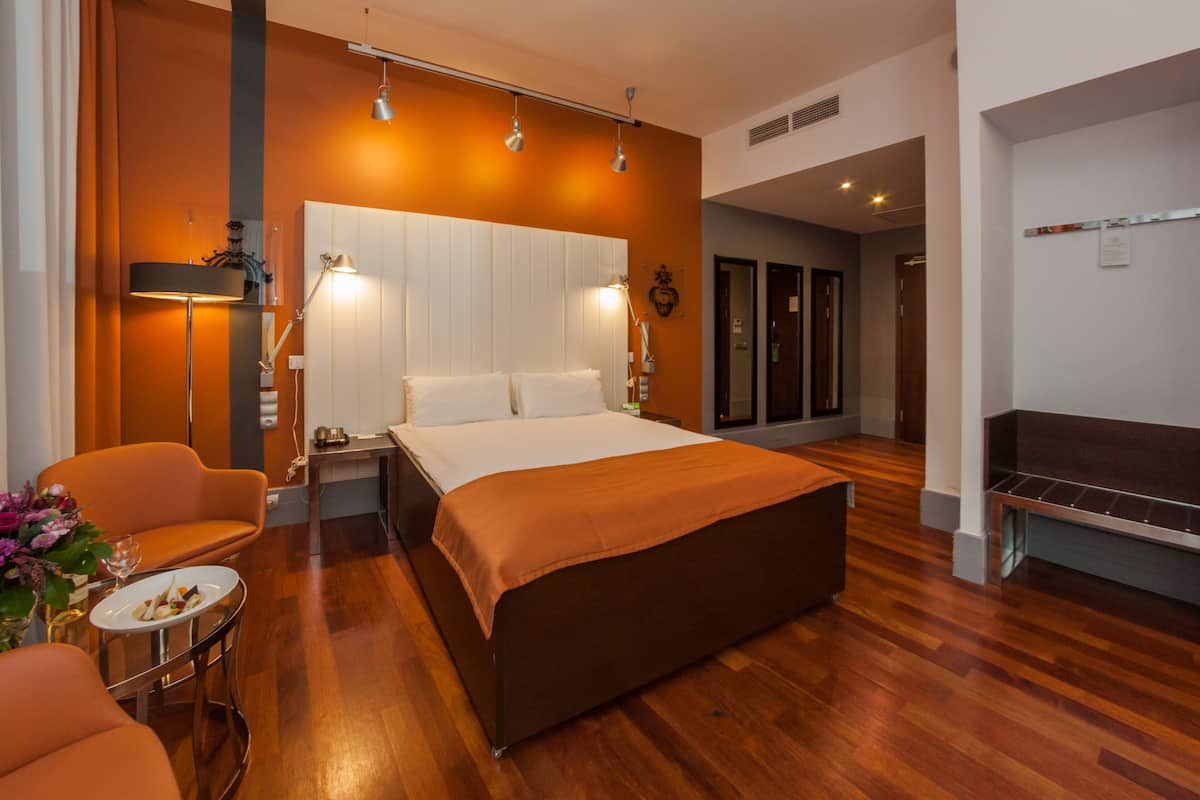 hypo-allergenic bedding, in-room safe, desk, laptop workspace