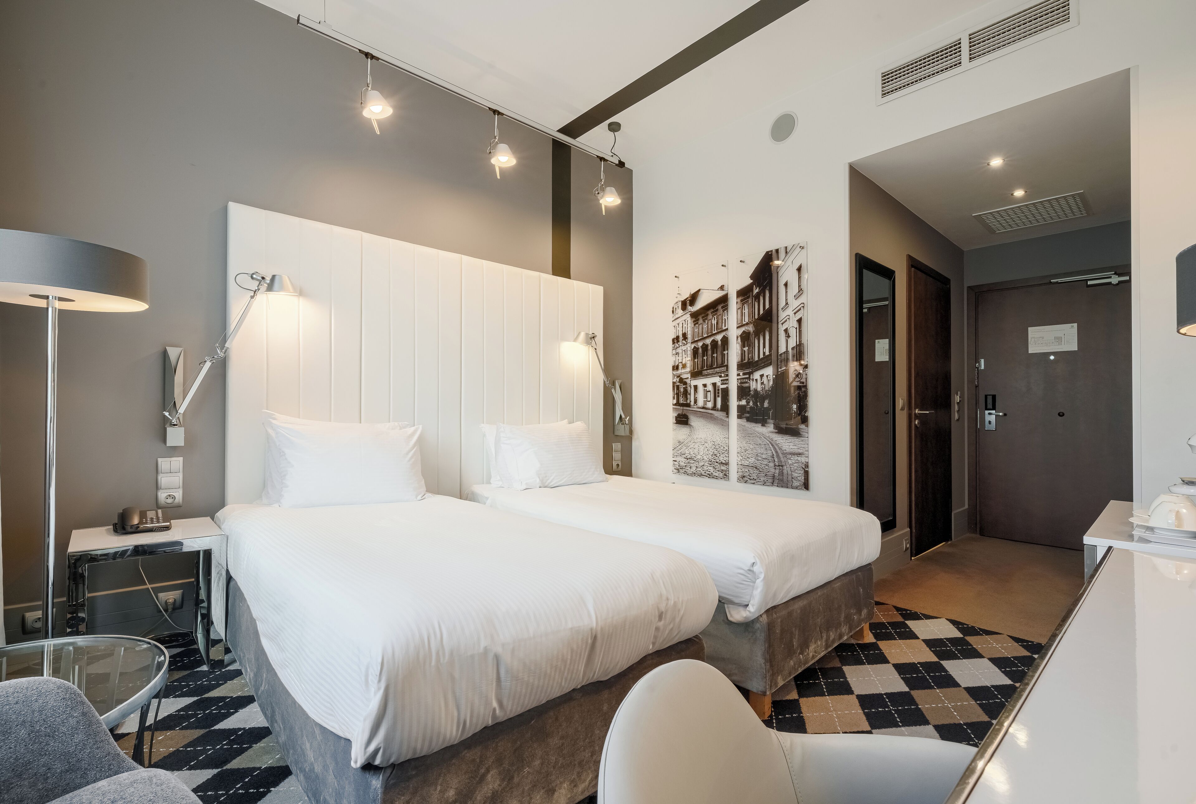 スタンダード ツインルーム | 低刺激性寝具、セーフティボックス (室内)、デスク、ノートパソコン用作業スペース