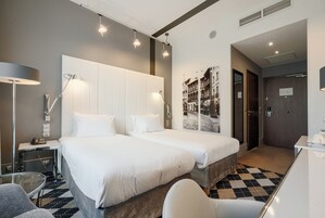 标准双床房 | 防过敏的被褥、客房内保险箱、办公桌、笔记本电脑工作区