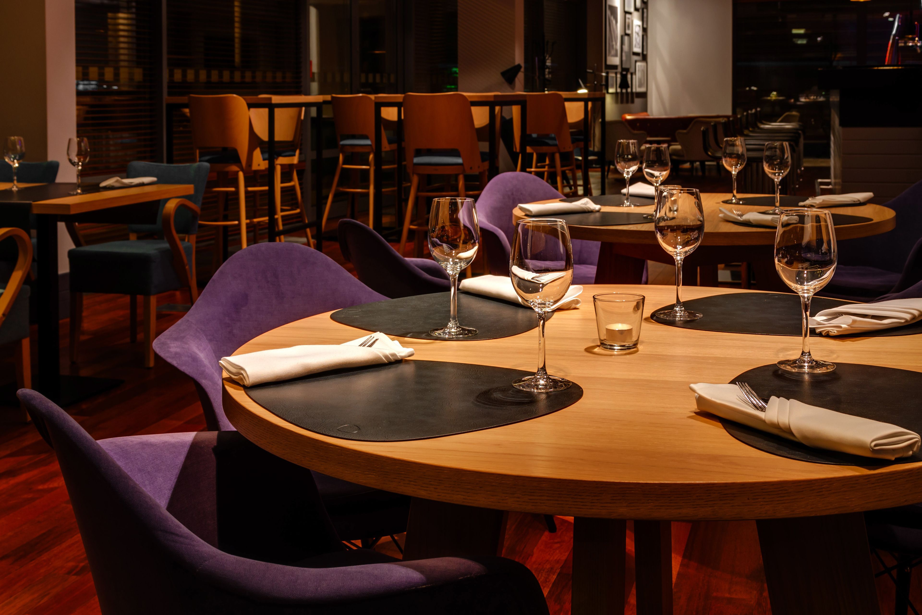 2 restaurants, breakfast, lunch, dinner served; international cuisine