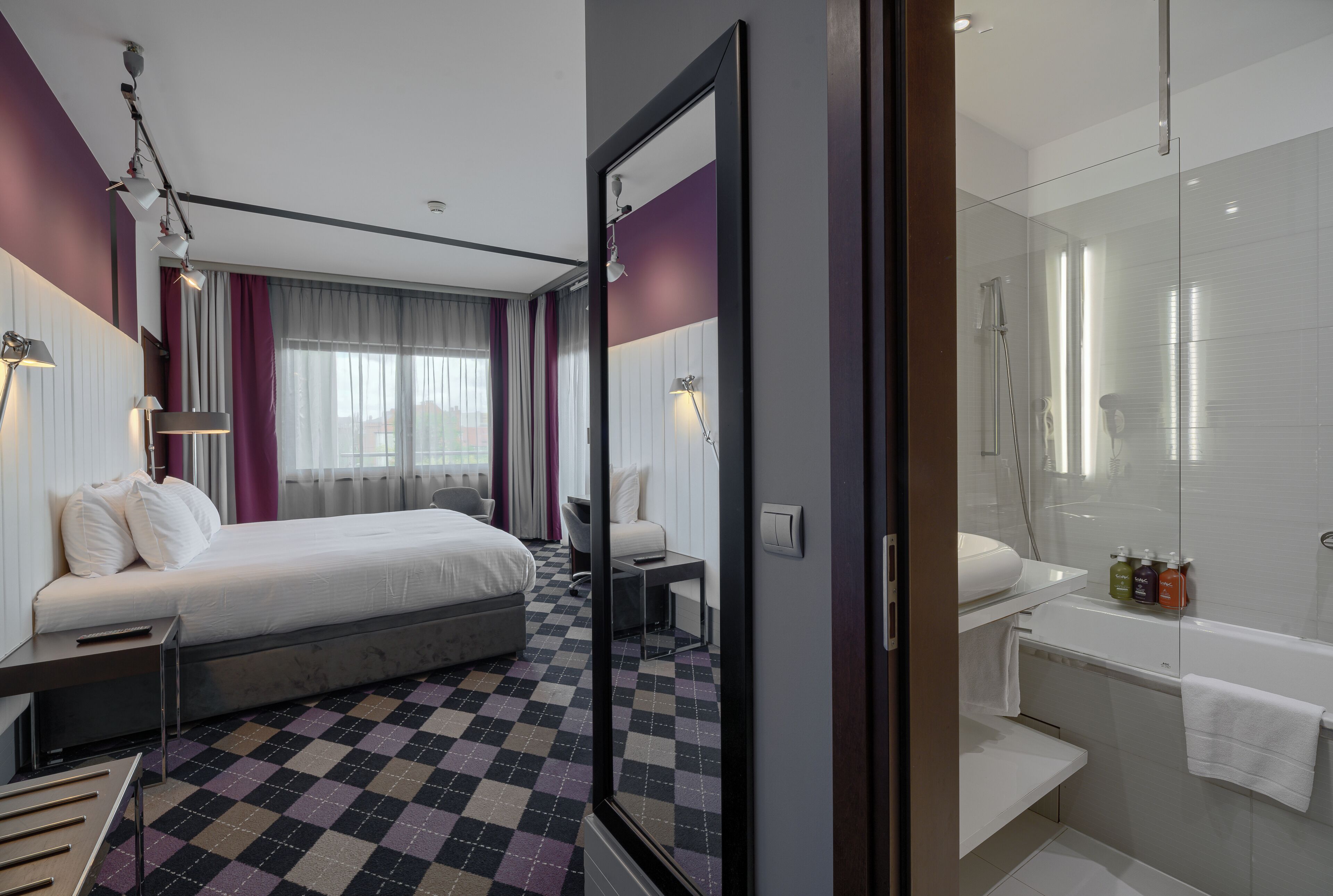 Premium King Room with River View | Allergitestade sängkläder, värdeförvaringsskåp på rummet och skrivbord