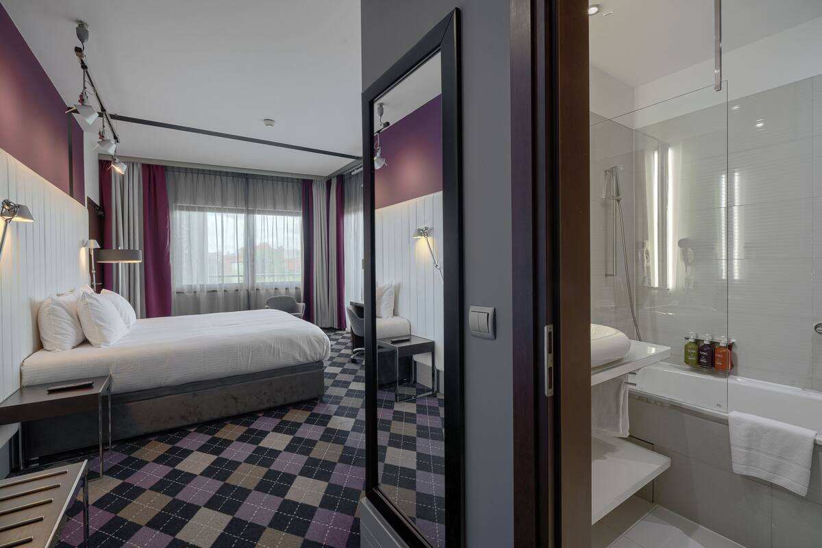 Premium King Room with River View | Allergitestet sengetøy, safe på rommet og skrivebord