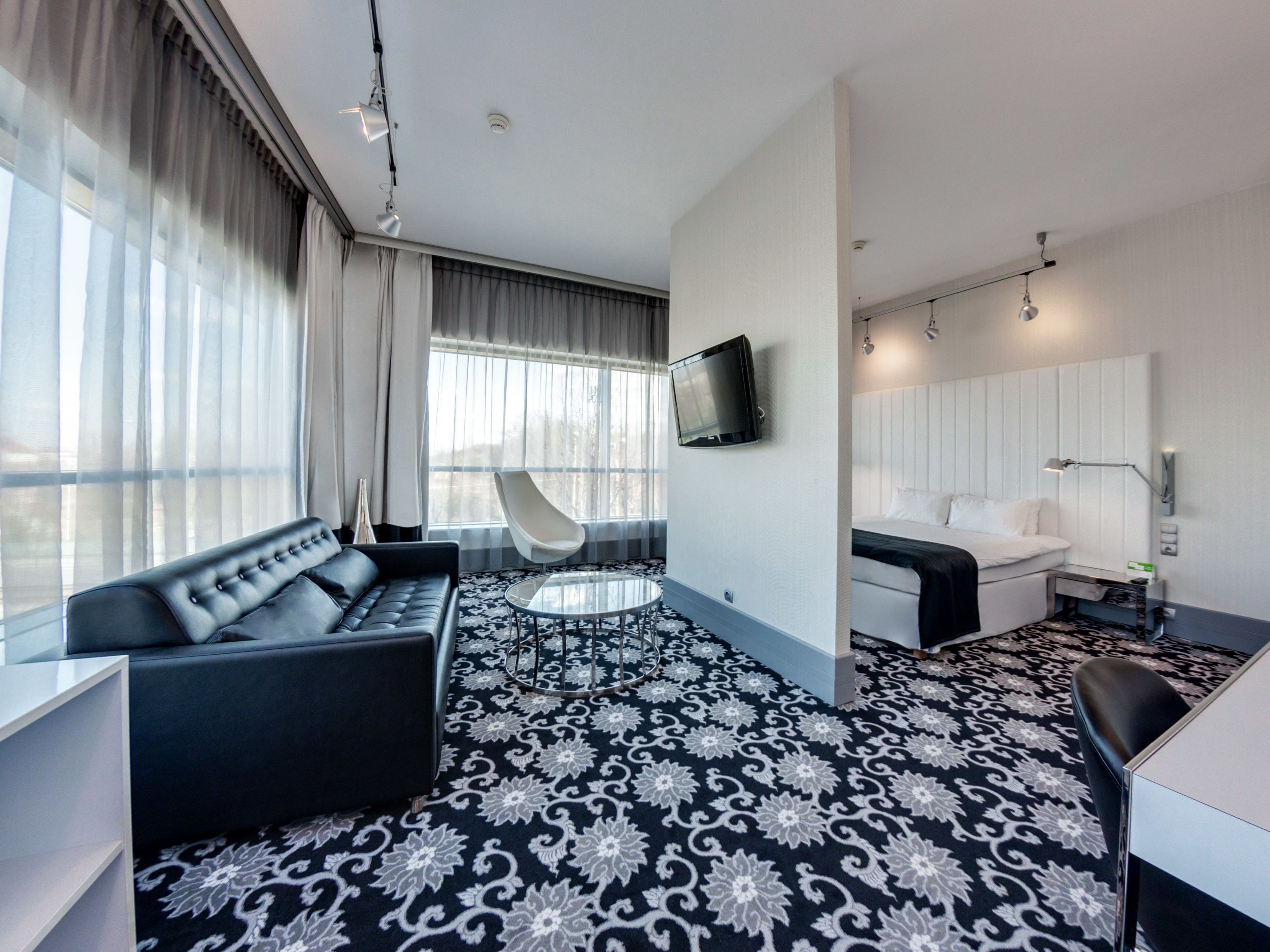 suite, 1 king bed | living room | 50-inch flat-screen tv with cable channels