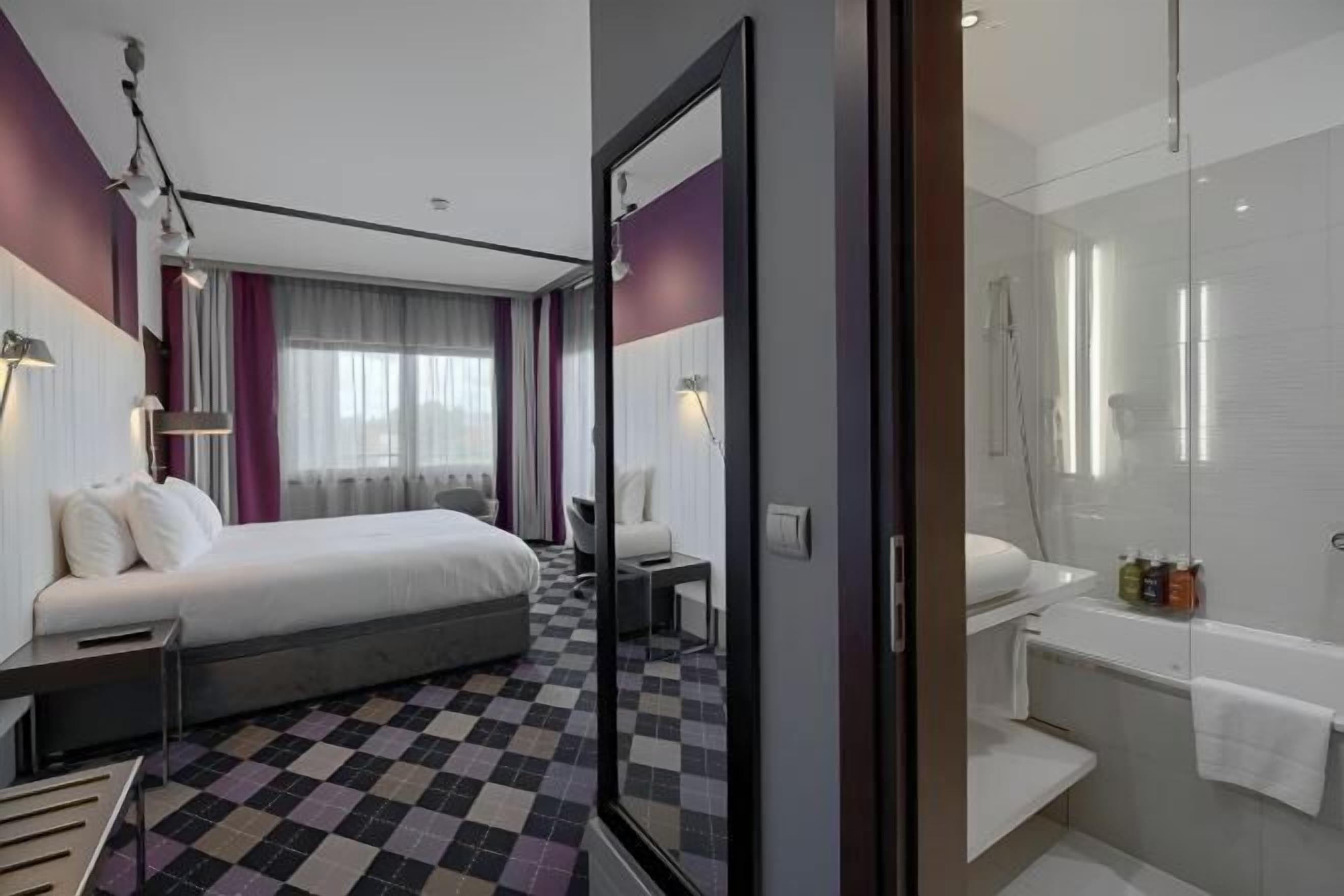 Hypo-allergenic bedding, in-room safe, desk, laptop workspace