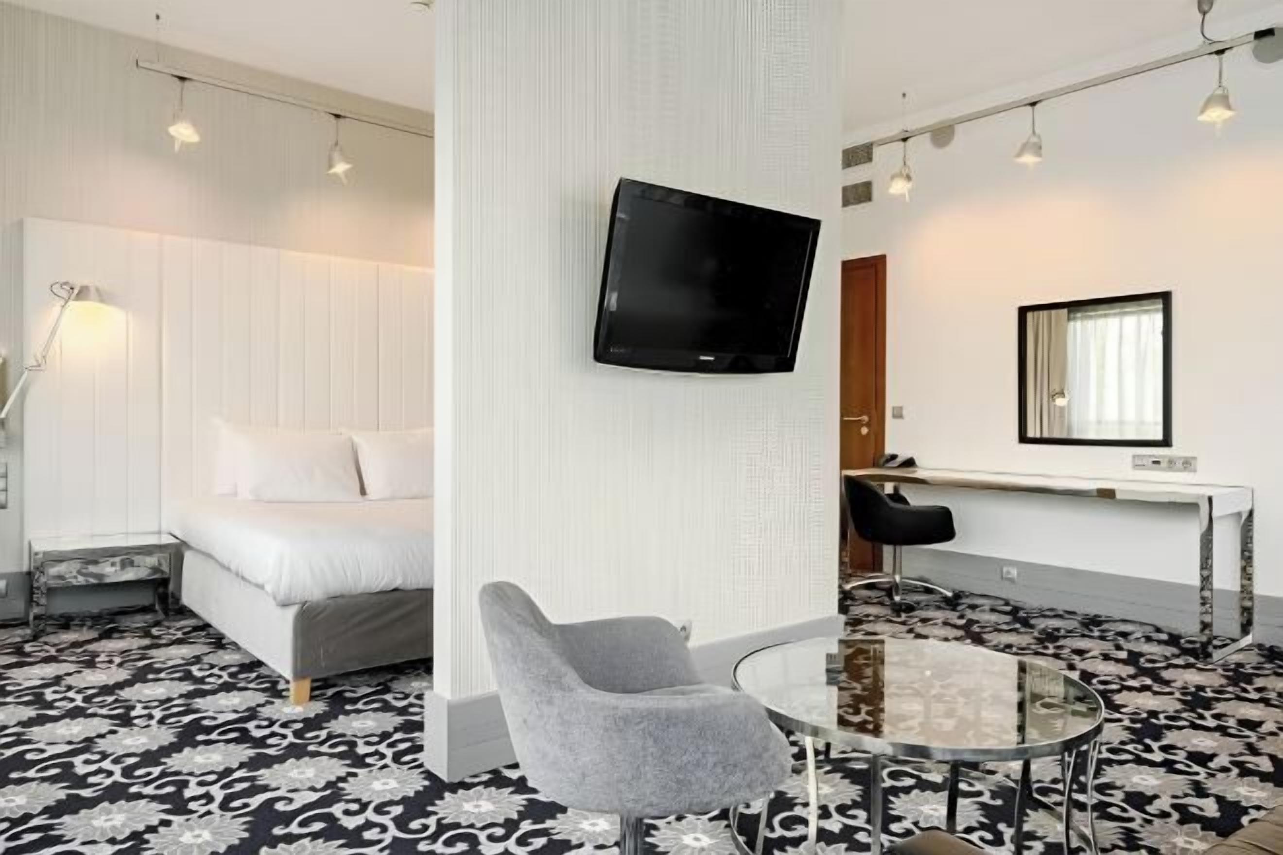 Hypo-allergenic bedding, in-room safe, desk, laptop workspace