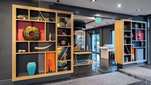 A modern lobby with wooden shelving units displaying various decorative items. - Qubus Hotel Bydgoszcz (Bydgoszcz)
